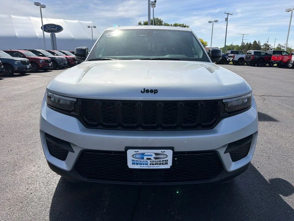 Used 2025 Silver Jeep Altitude image 8