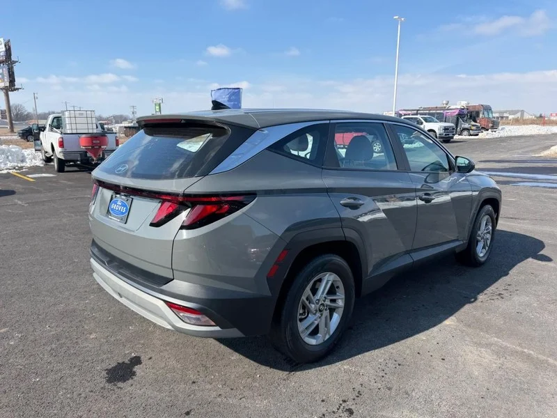 Certified Used 2025 Hampton Gray Hyundai SE image 5