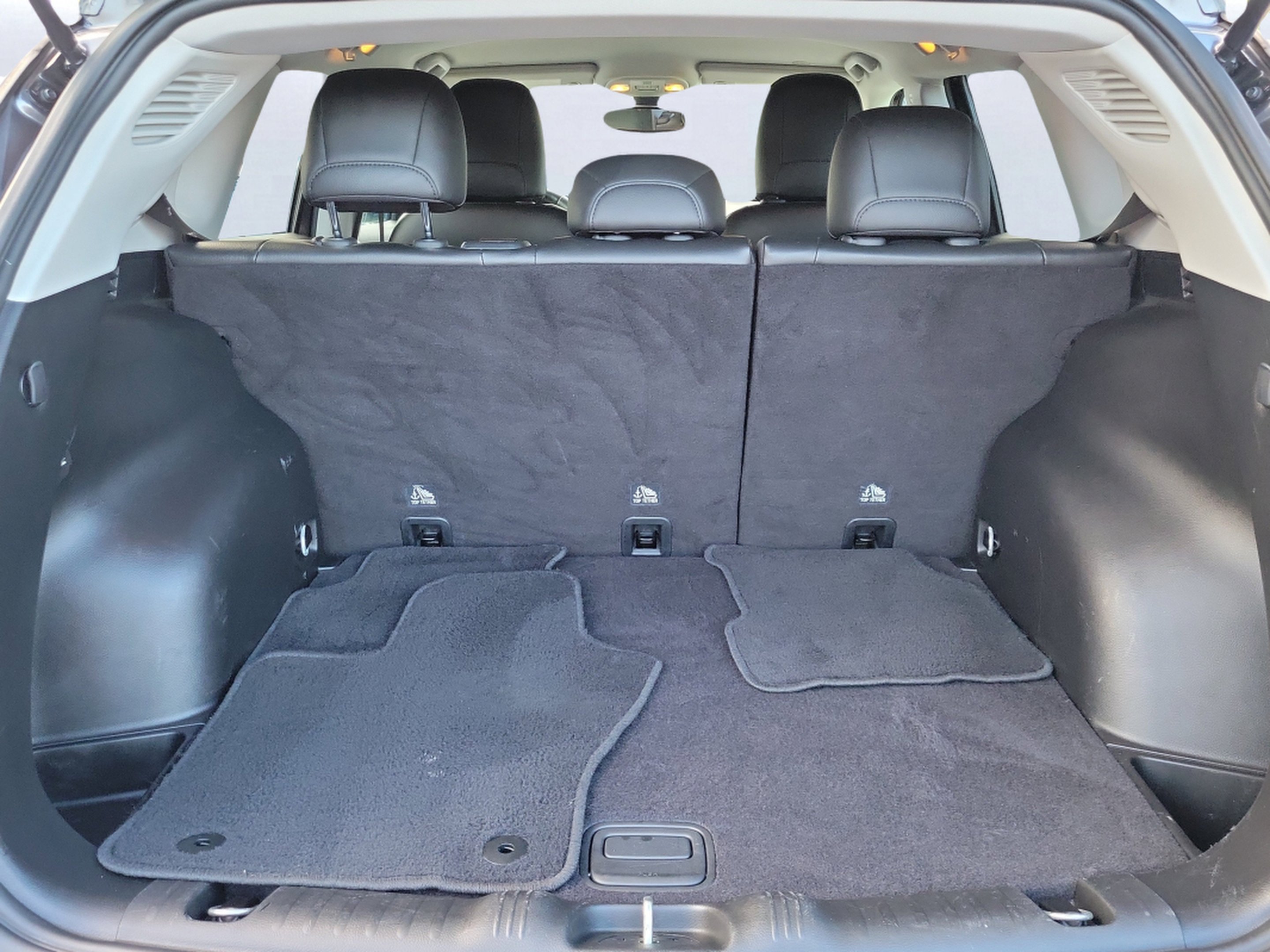 Used 2021 Granite Crystal Metallic Clearcoat Jeep Latitude image 5