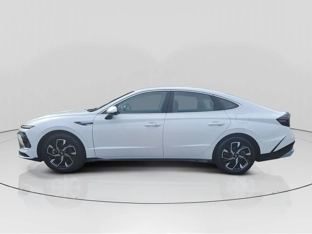 Used 2024 White Hyundai SEL image 4