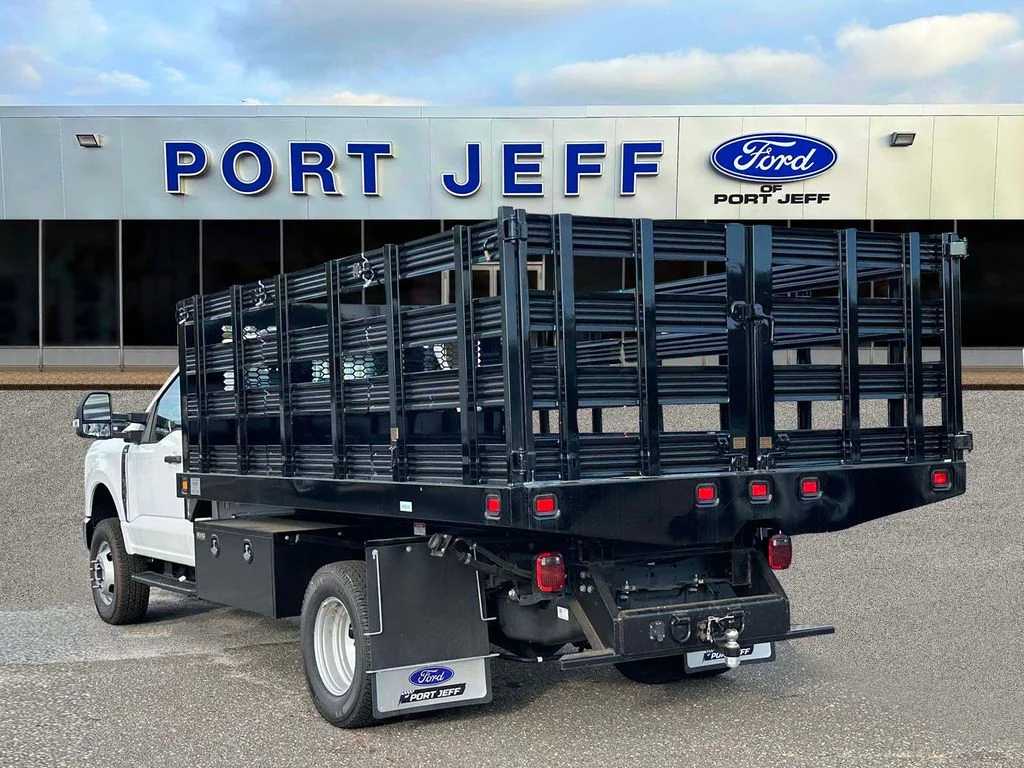 New 2024 Oxford White Ford F-350® XL image 4