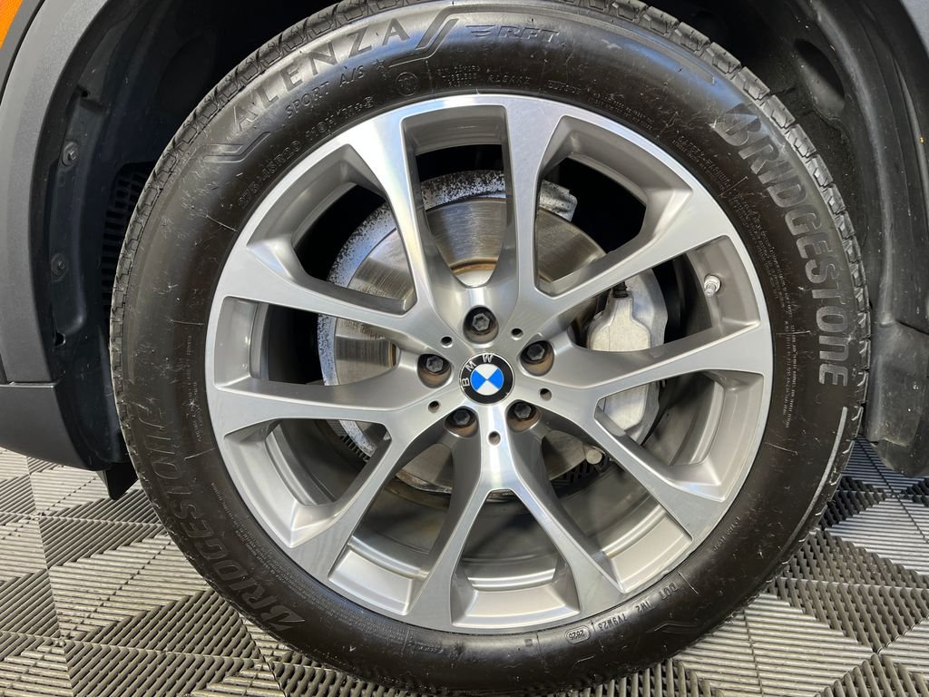 Used 2019 Black BMW xDrive40i image 17