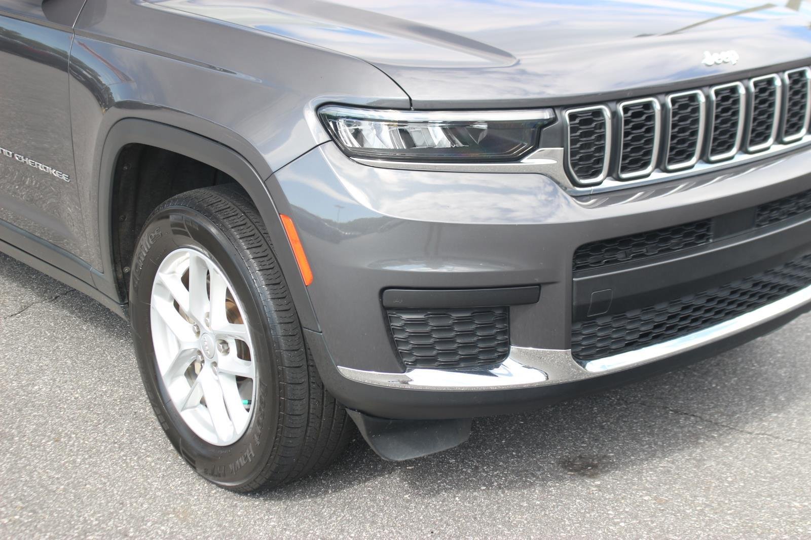 Used 2022 Gray Jeep Laredo image 9