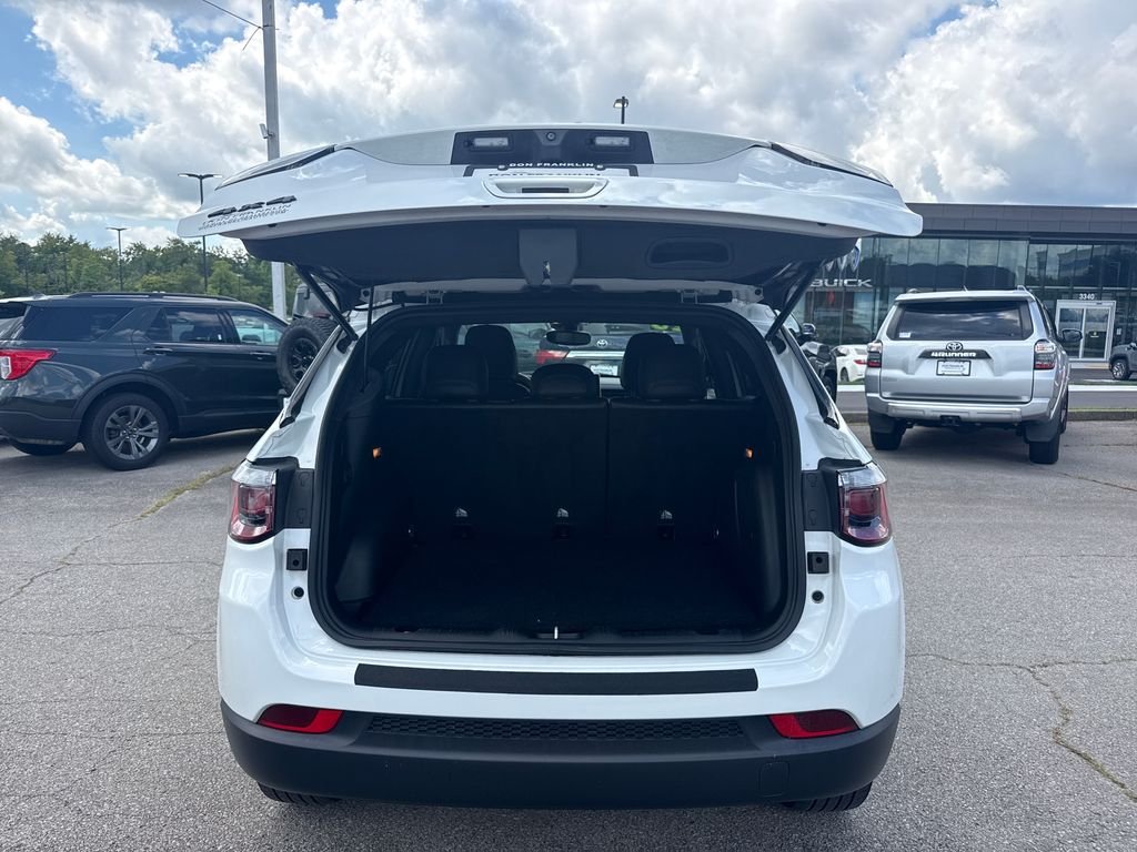 Used 2023 White Jeep Latitude image 11