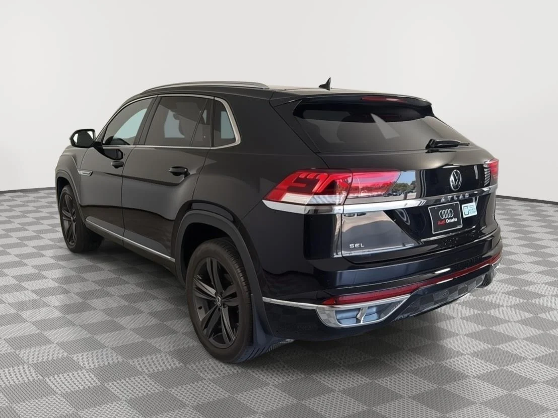 Used 2022 Deep Black Pearl Volkswagen 2.0T SEL R-Line image 12