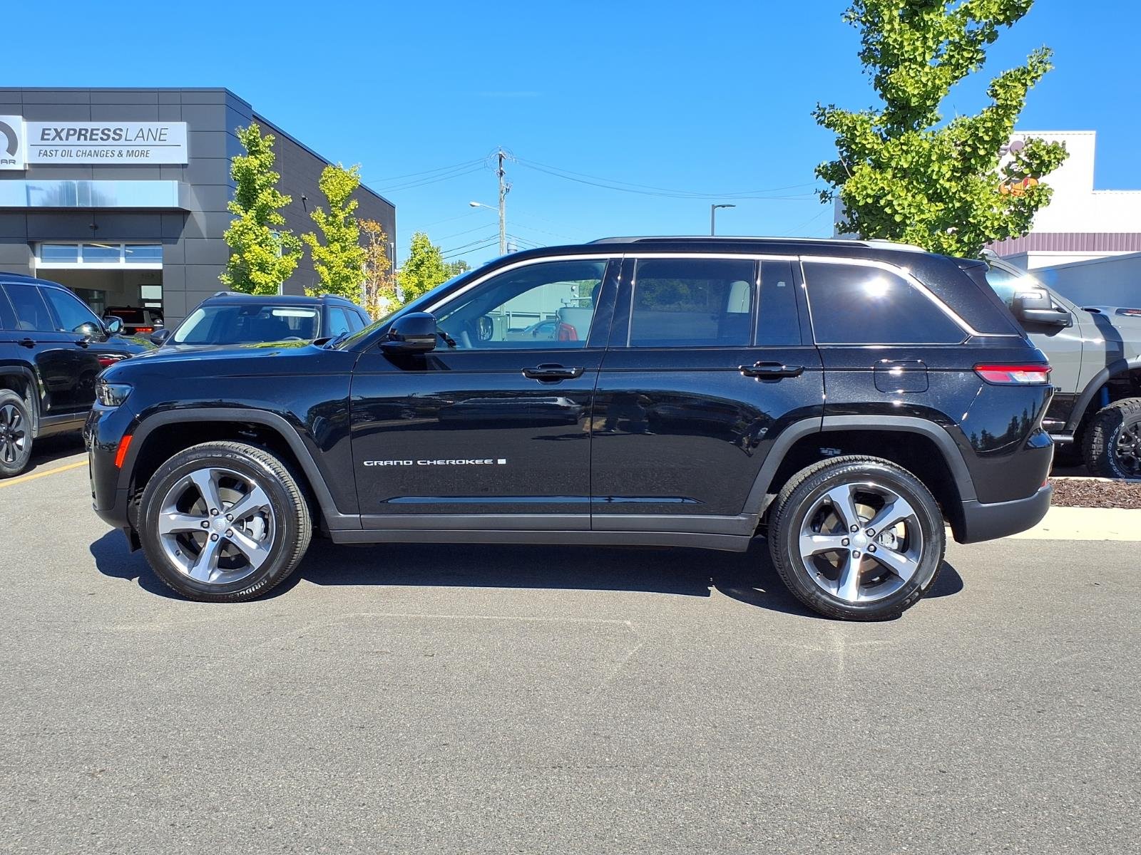 New 2026 Diamond Black Crystal Pearl Coat Jeep Limited image 24