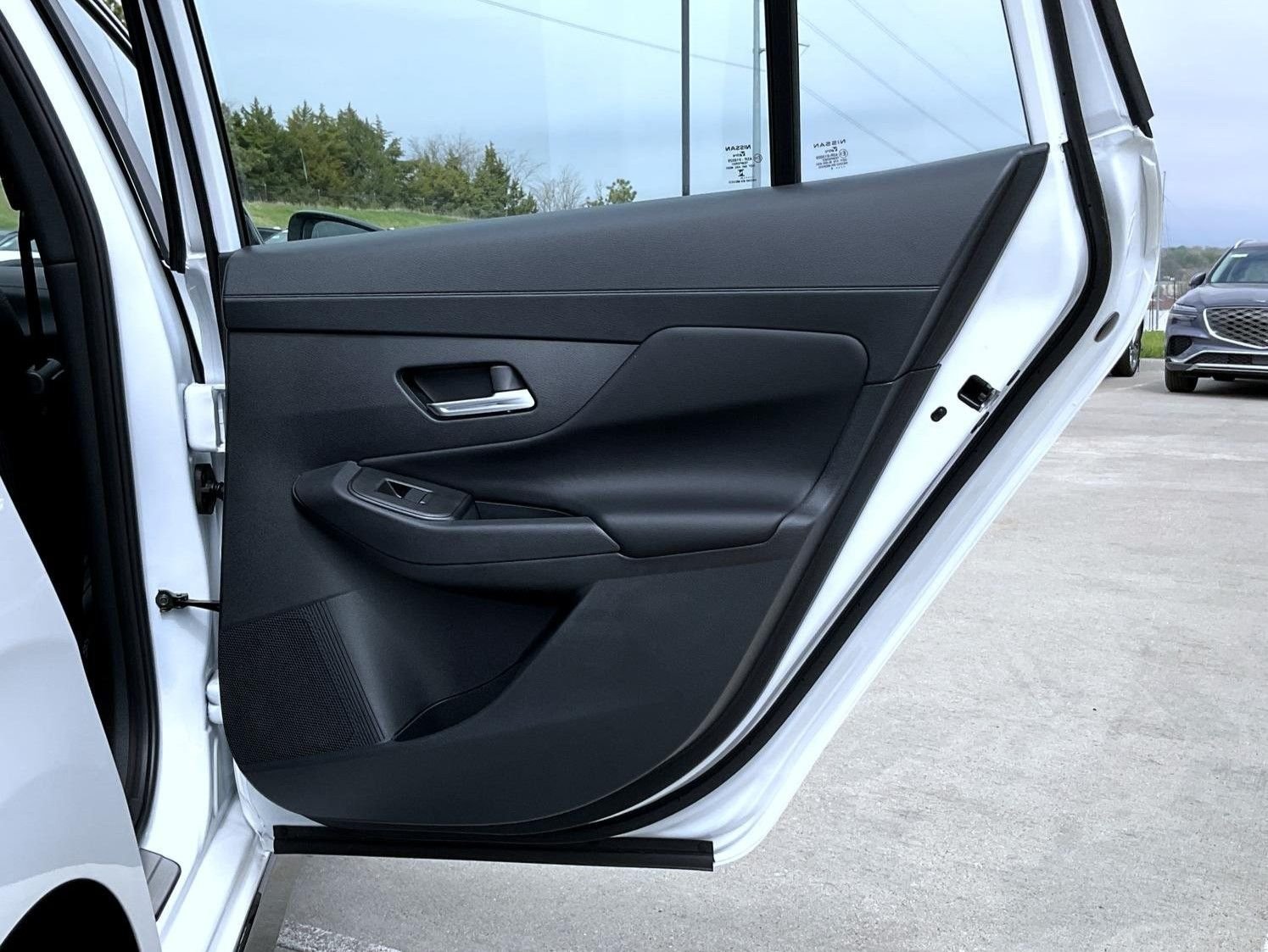 New 2026 Aspen White TriCoat / Super Black Two-tone Nissan SR image 18