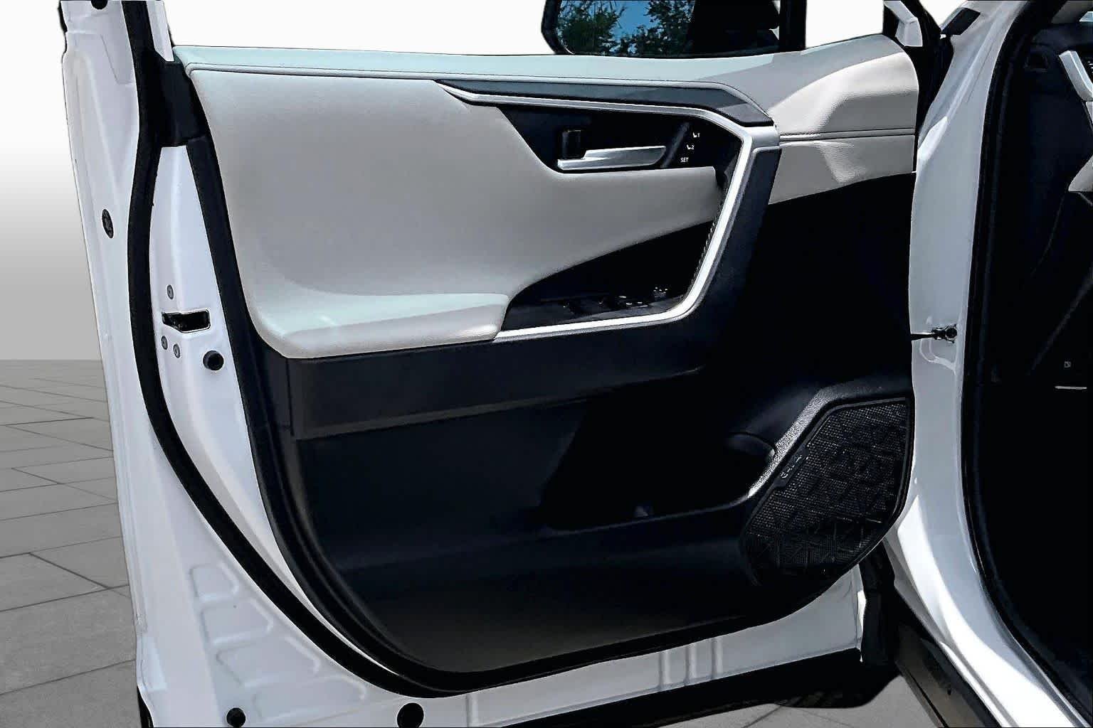 Used 2024 Wind Chill Pearl Toyota Hybrid Limited image 26