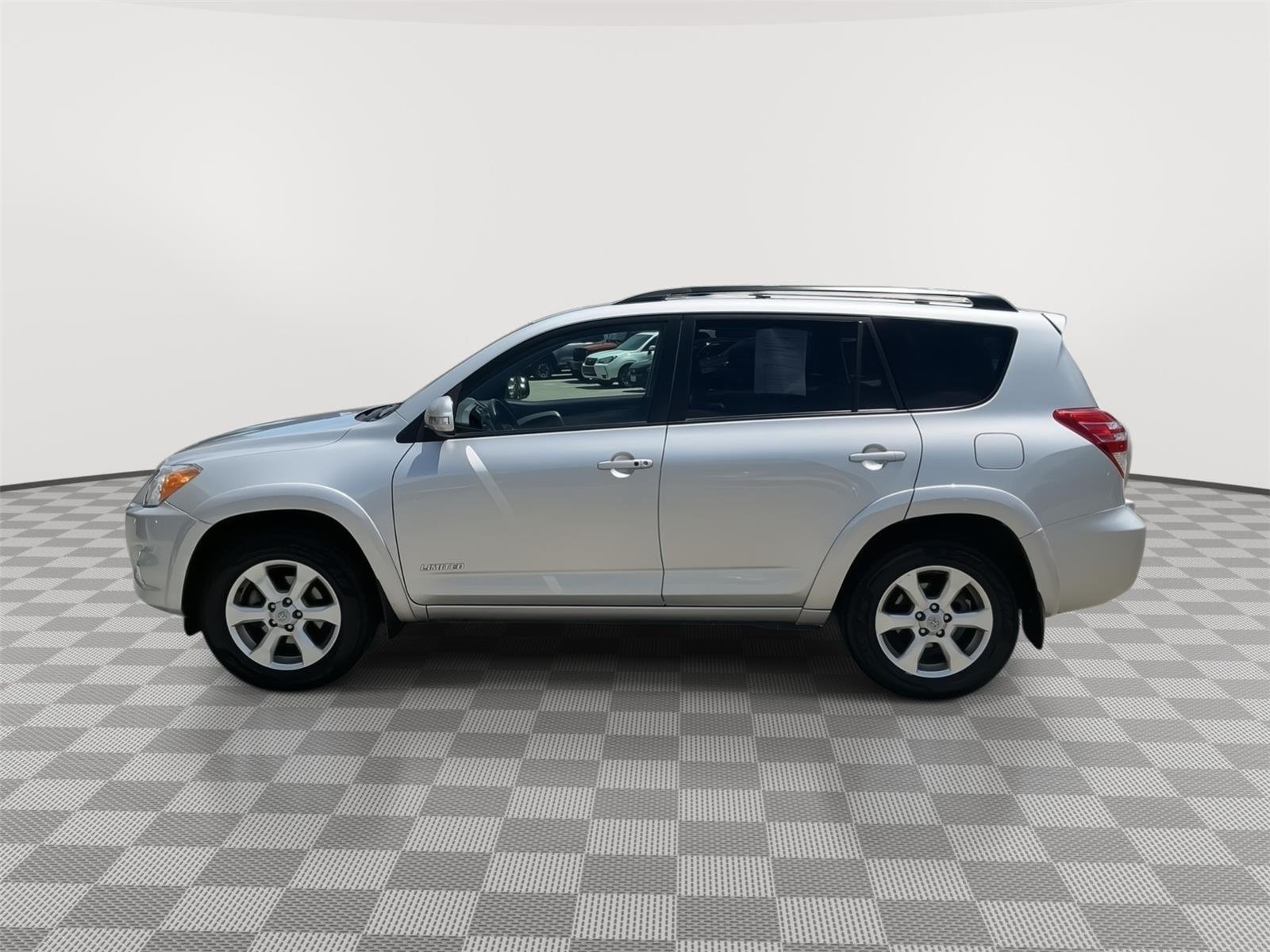 Used 2011 Classic Silver Metallic TOYOTA Limited image 21