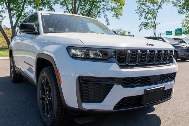 New 2026 Bright White Clear-Coat Exterior Paint Jeep Altitude image 4