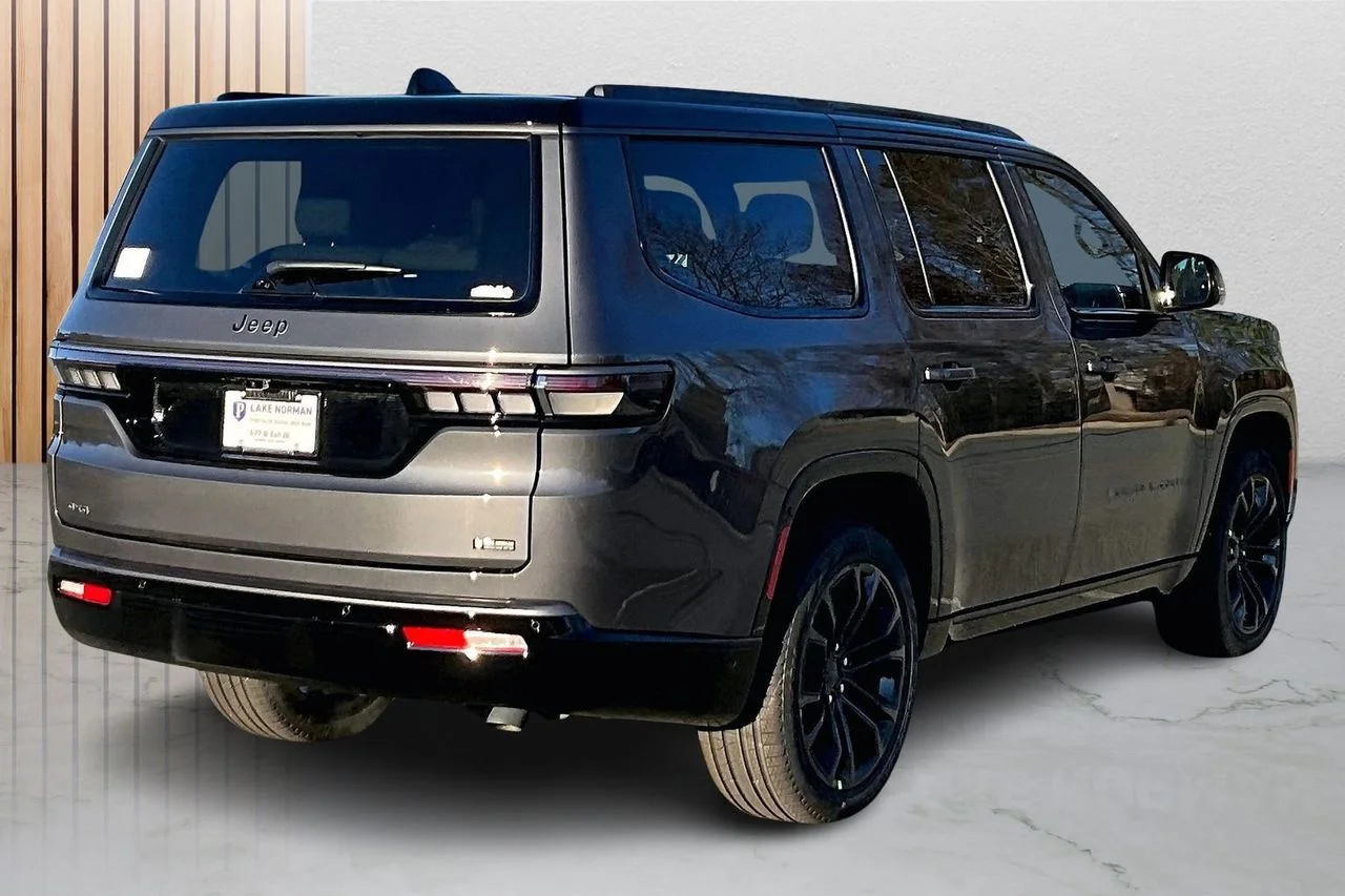 New 2026 Baltic-Gray Metallic Clear-Coat Exterior Paint Jeep Summit Obsidian image 9