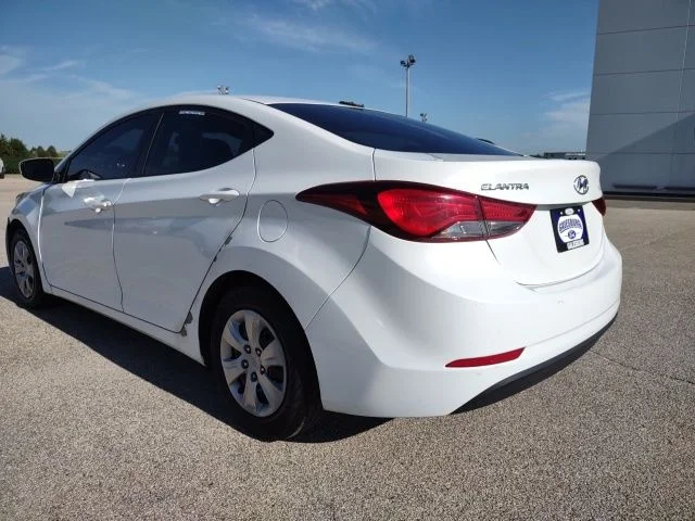 Used 2016 Quartz White Pearl Hyundai SE image 3