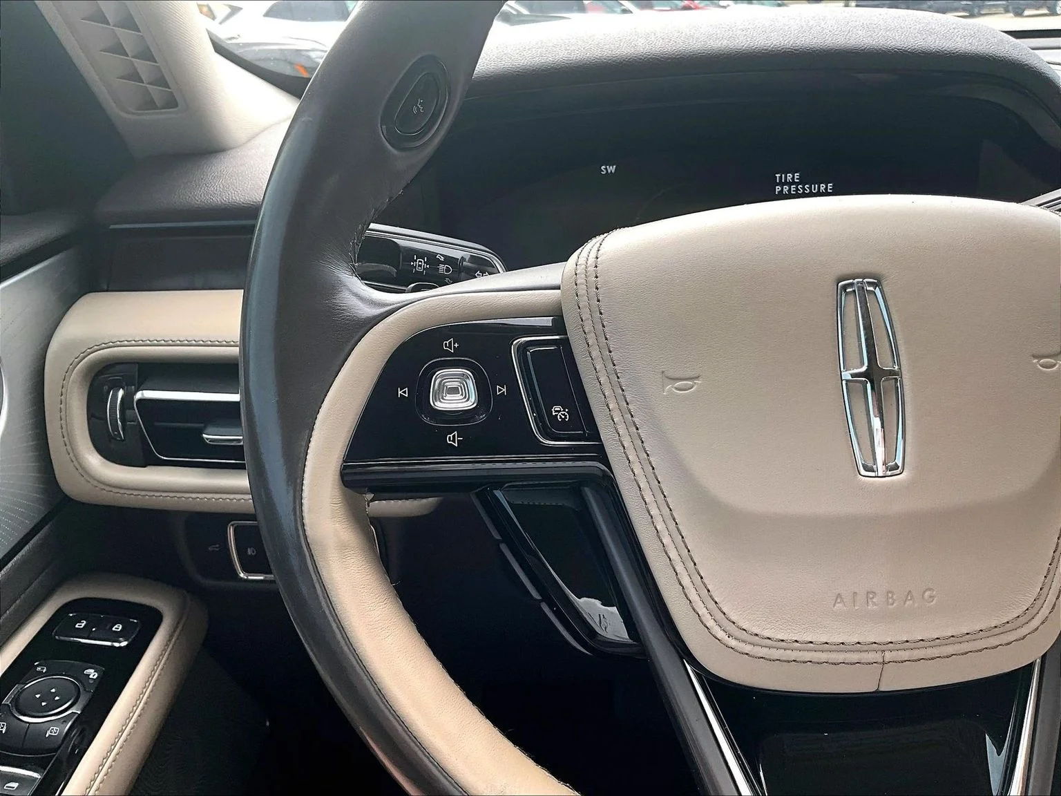 Used 2020 Beige Lincoln Reserve image 17