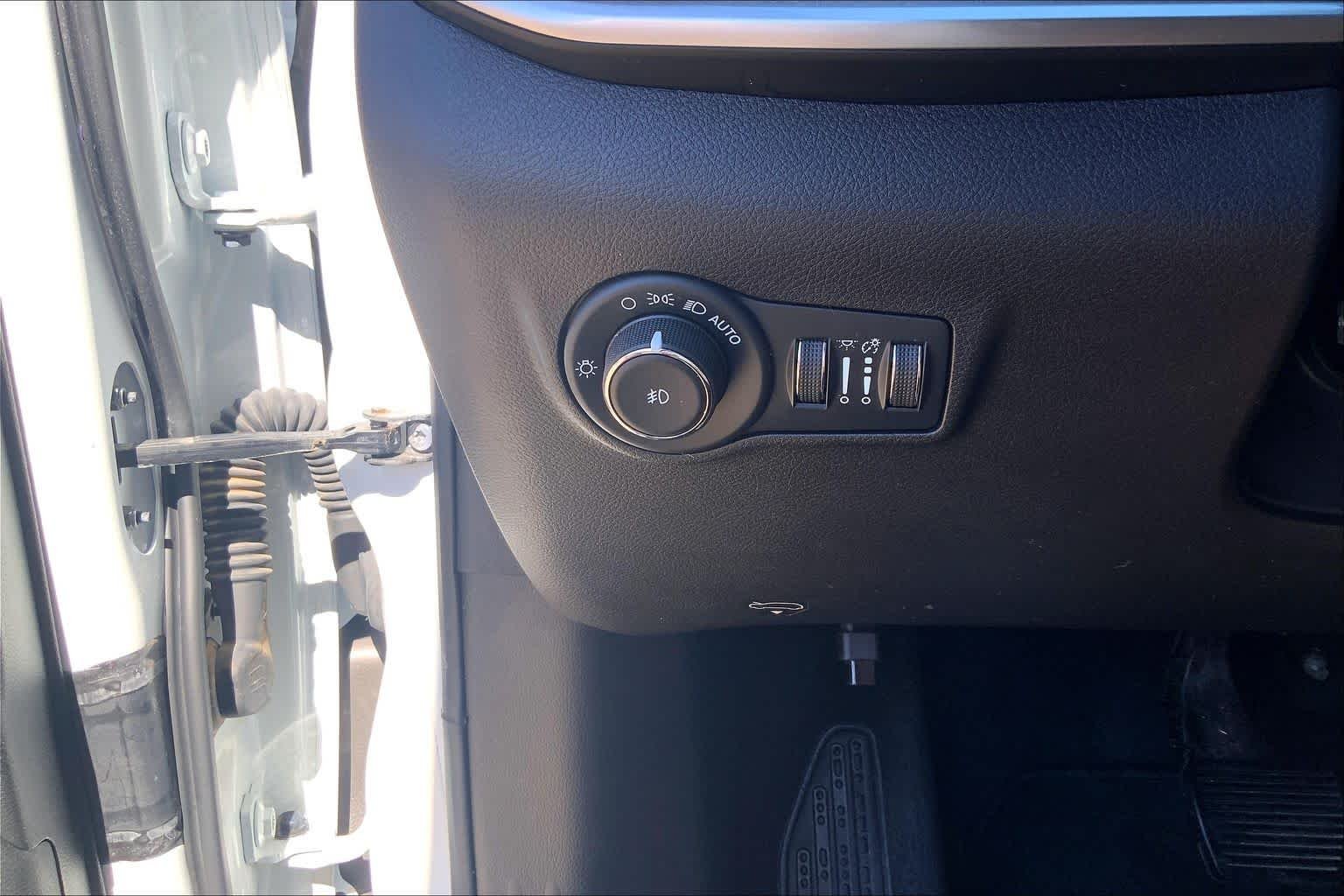 Certified Used 2023 Bright White Clearcoat Jeep Latitude image 36