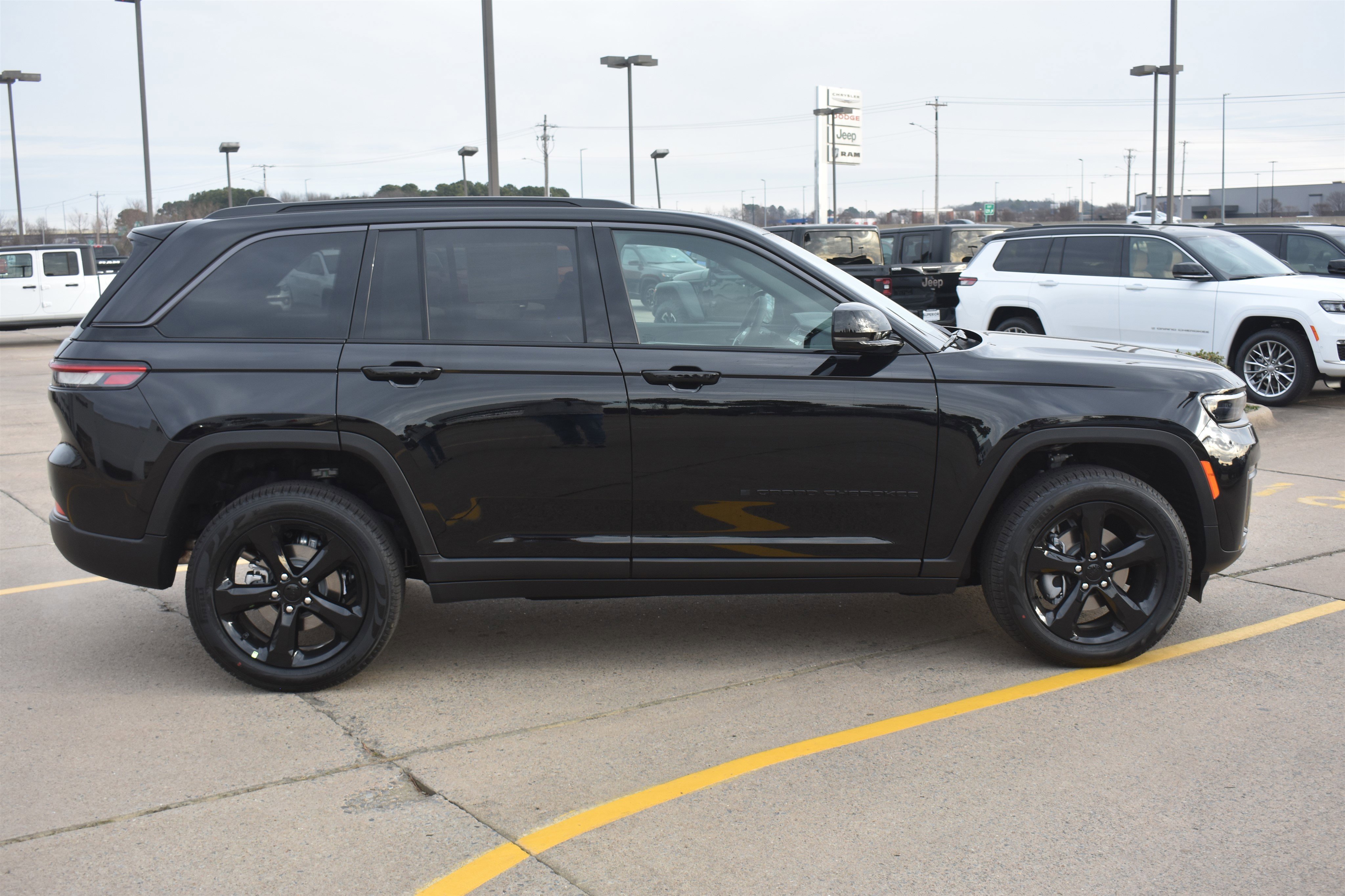 New 2026 Diamond Black Crystal Pearl-Coat Exterior Paint Jeep Limited image 4