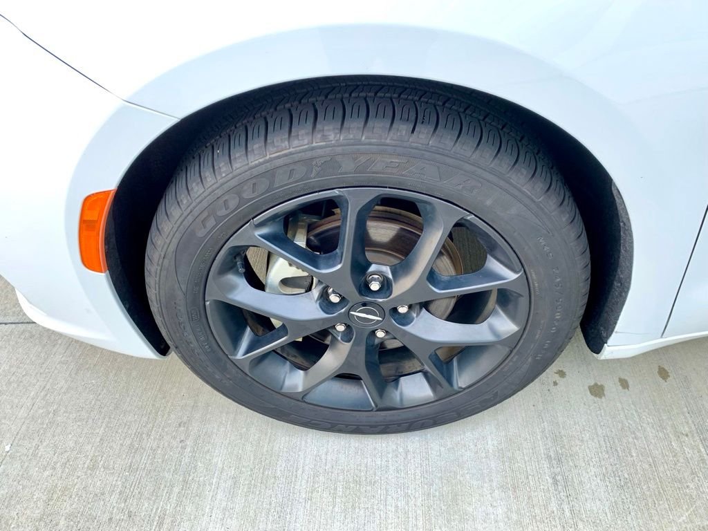 Used 2025 White Chrysler Limited image 9