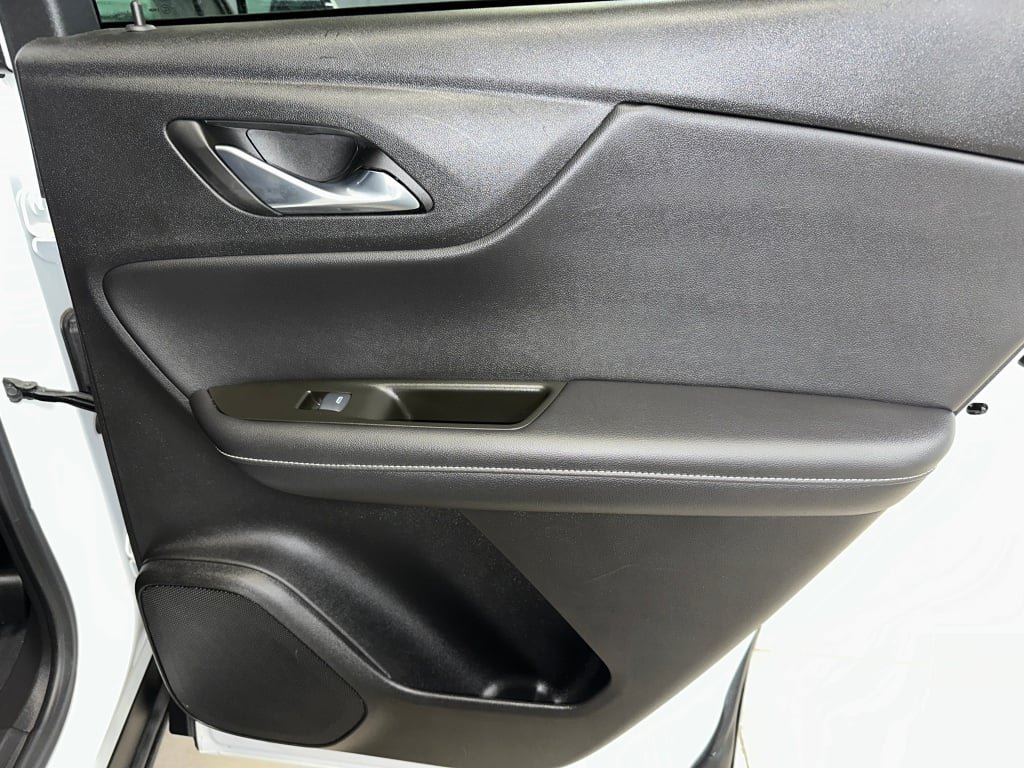 Used 2025 Summit White Chevrolet LT image 28