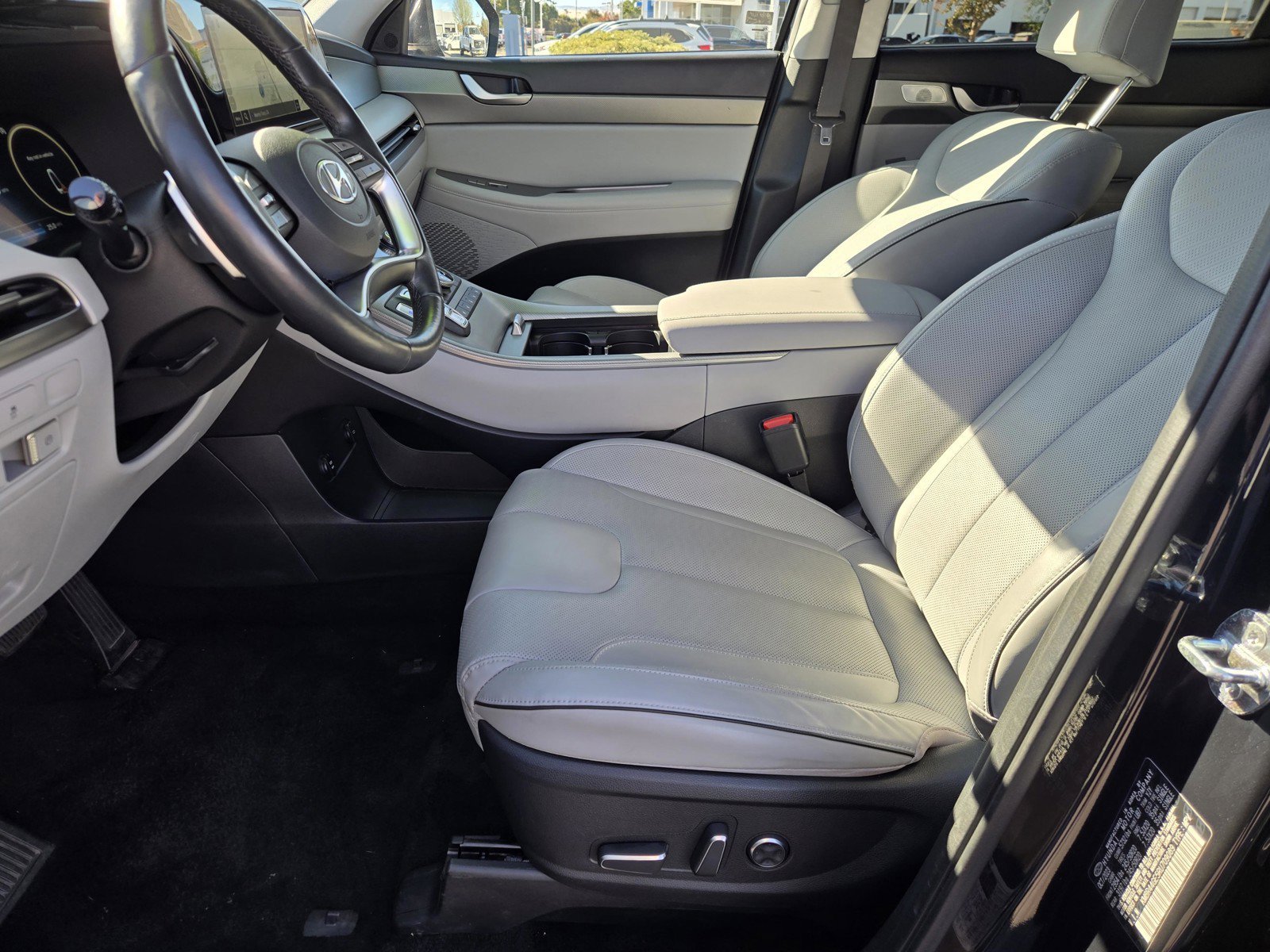 Used 2024 Moonlight Cloud Hyundai SEL 7P image 25