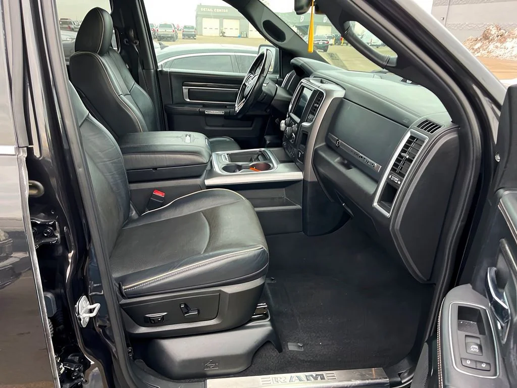 Used 2018 Brilliant Black Crystal Pearl Ram Limited image 7