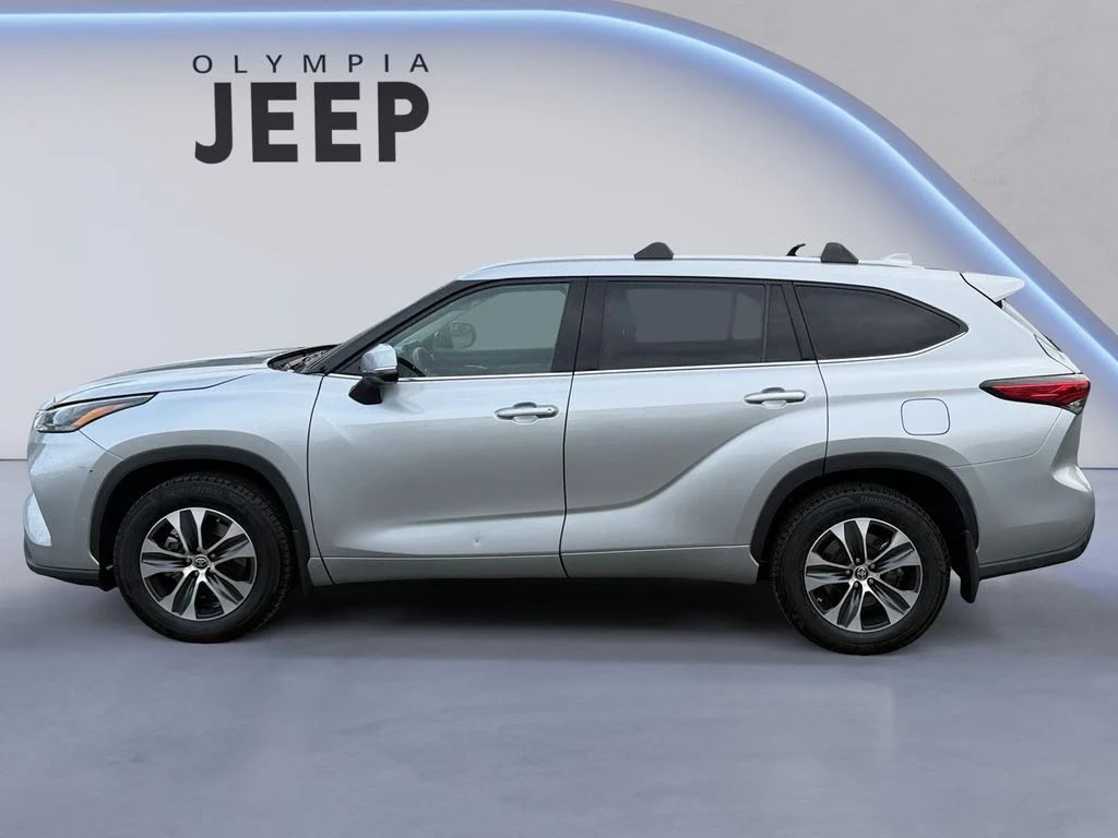Used 2022 Silver Toyota XLE image 2