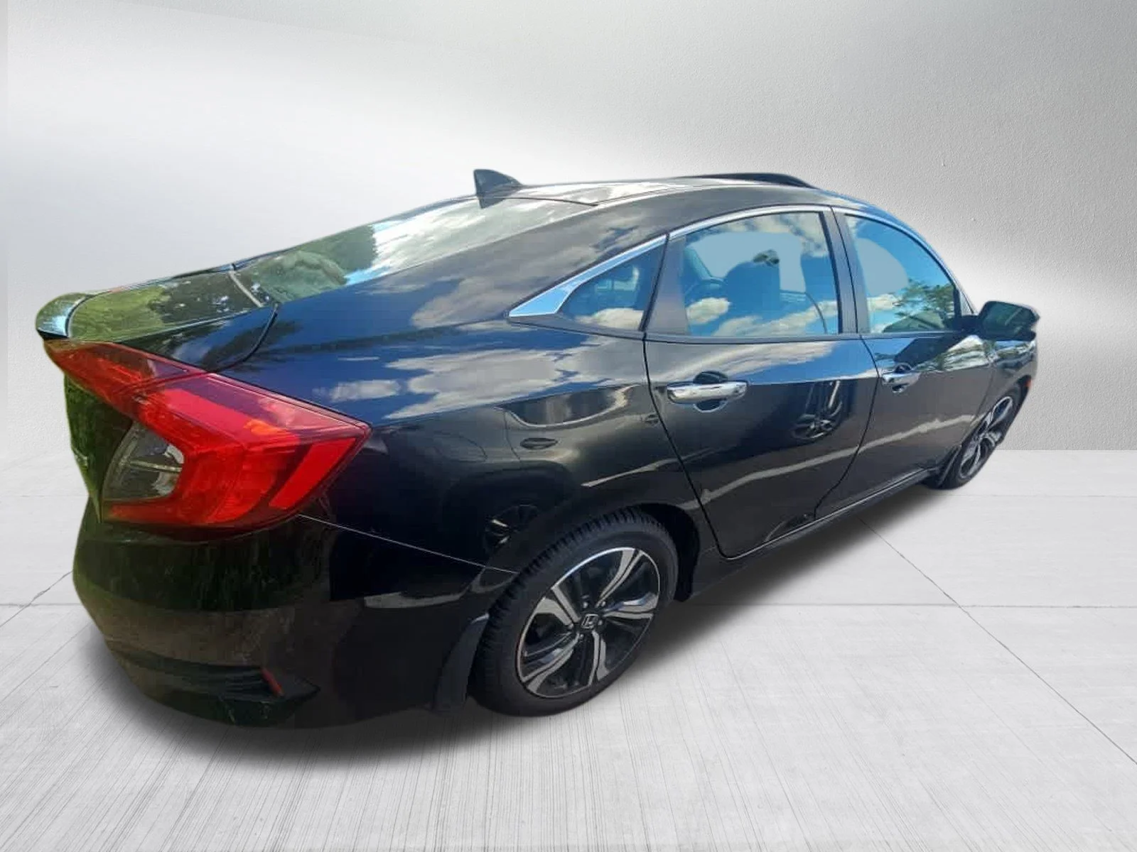 Used 2016 Crystal Black Pearl Honda Touring image 7