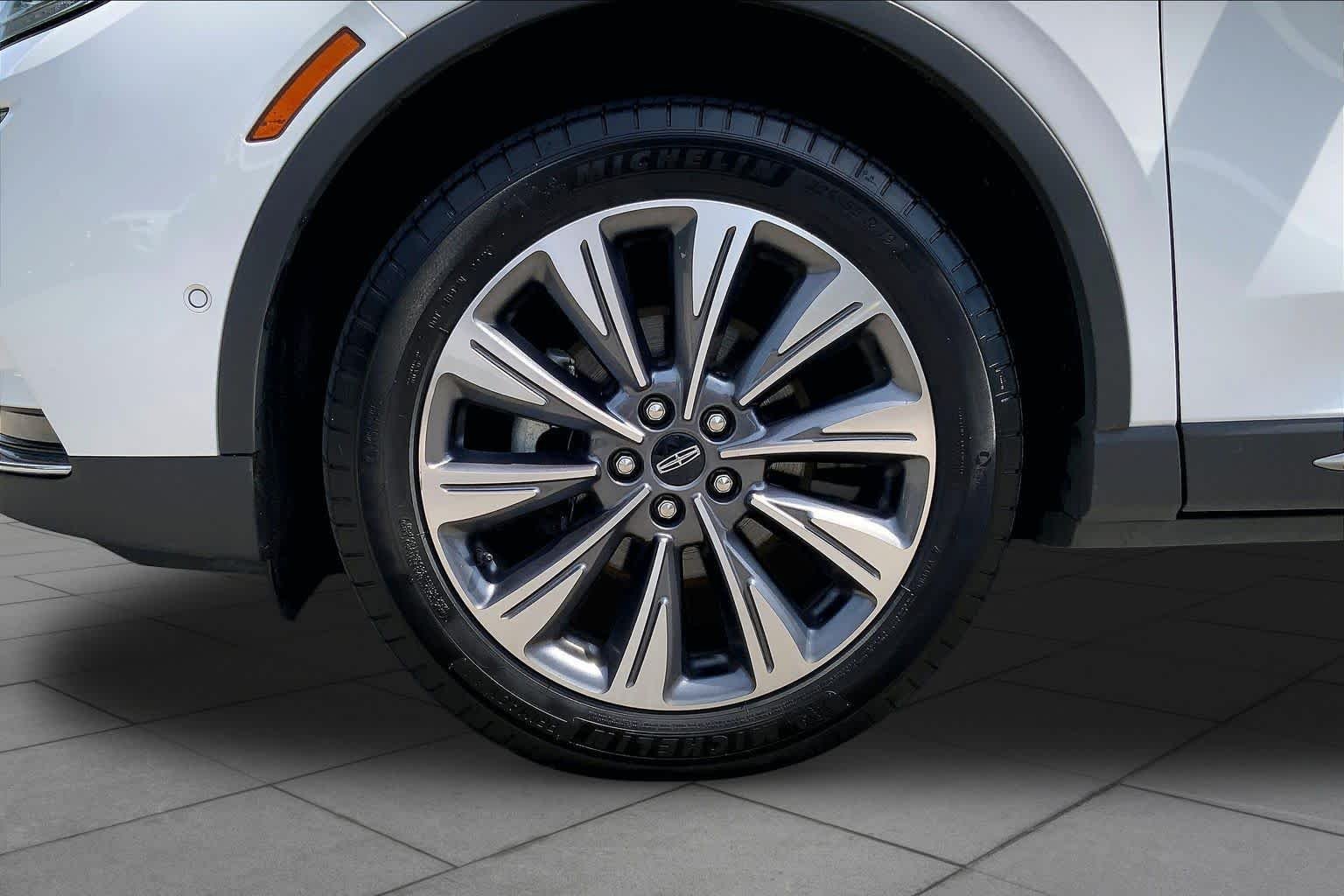 Used 2022 Pristine White Metallic Tri-Coat Lincoln Reserve image 11
