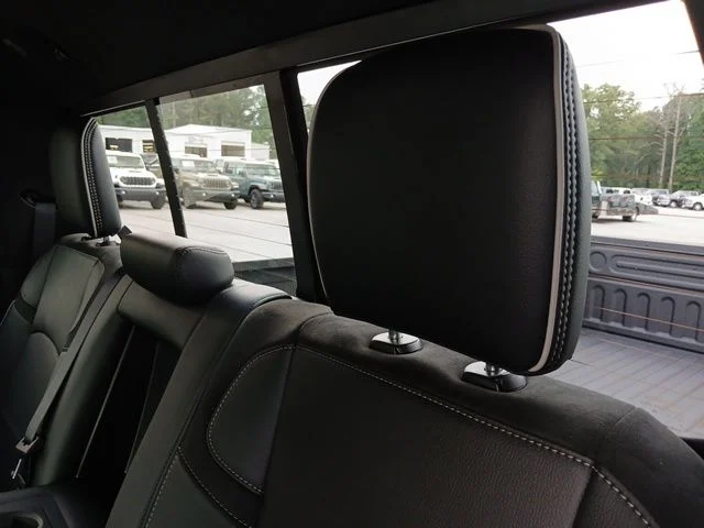 New 2026 Diamond Black Crystal Pearl-Coat Exterior Paint RAM Laramie image 24