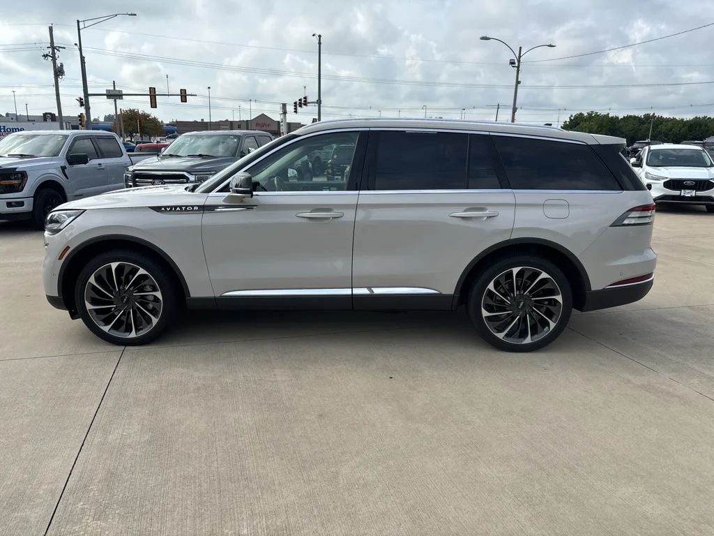 Used 2022 Ceramic Pearl Metallic Lincoln Reserve image 4