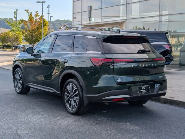 New 2027 DEEP EMERALD INFINITI LUXE image 3