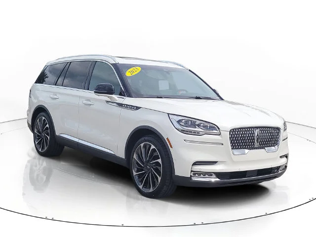 Used 2023 White Lincoln Reserve image 3