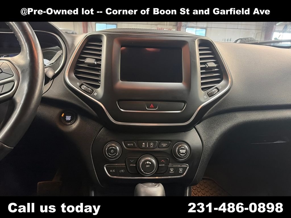 Used 2019 Silver Jeep Latitude Plus image 19