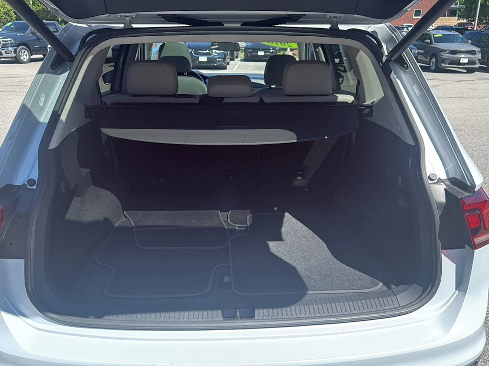 Used 2018 Platinum Gray Metallic Volkswagen SEL 4 MOTION image 28