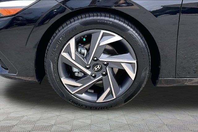 Used 2024 Black Hyundai SEL image 8