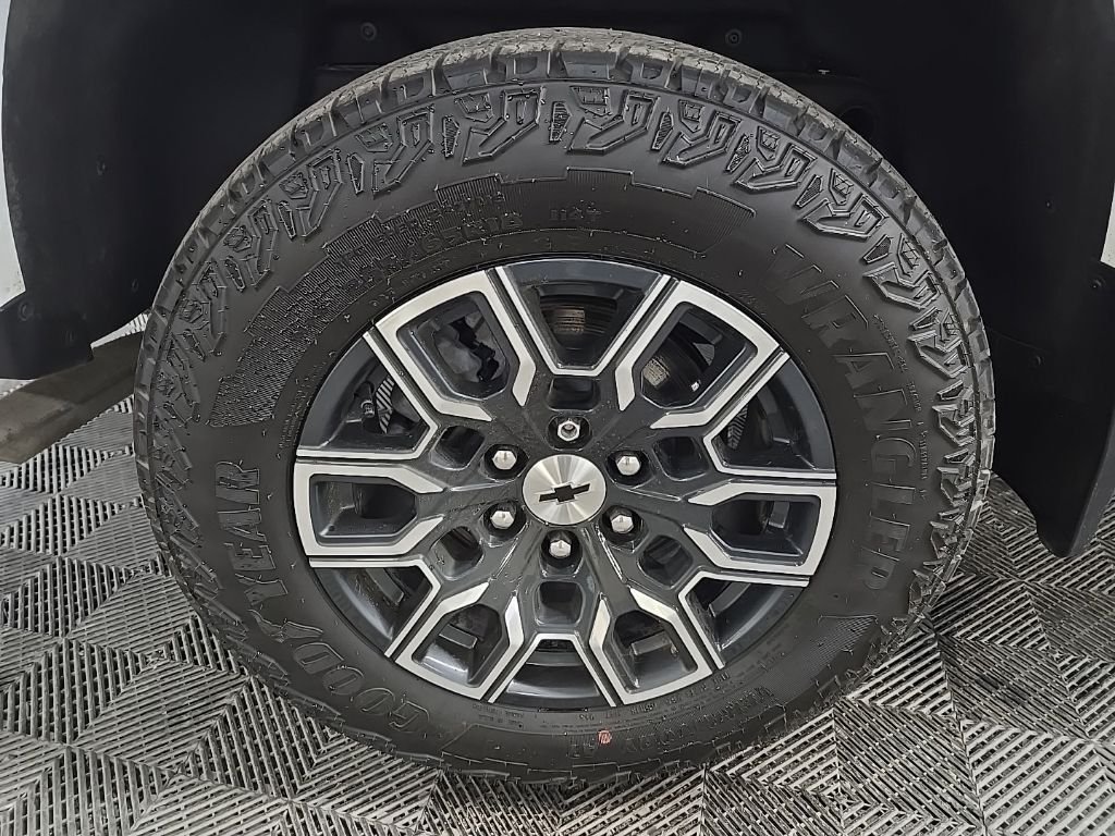 Used 2025 Summit White Chevrolet Z71 image 13
