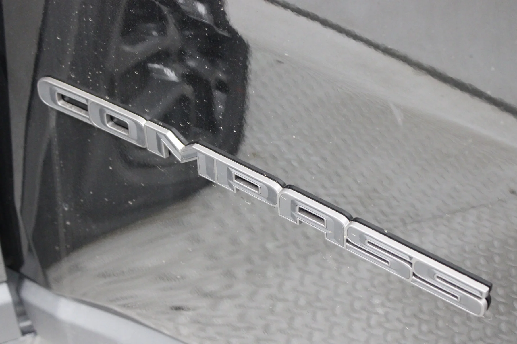 New 2026 Diamond Black Crystal Pearl-Coat Exterior Paint Jeep Latitude Altitude 4x4 image 22