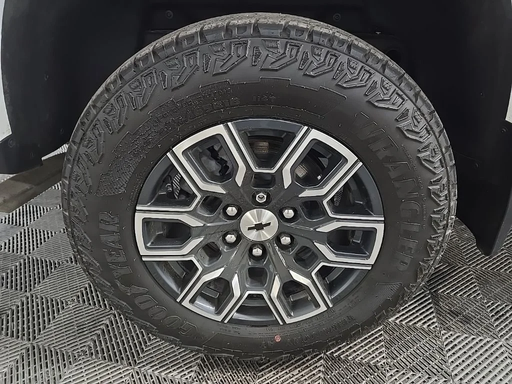 Used 2025 White Chevrolet Z71 image 13
