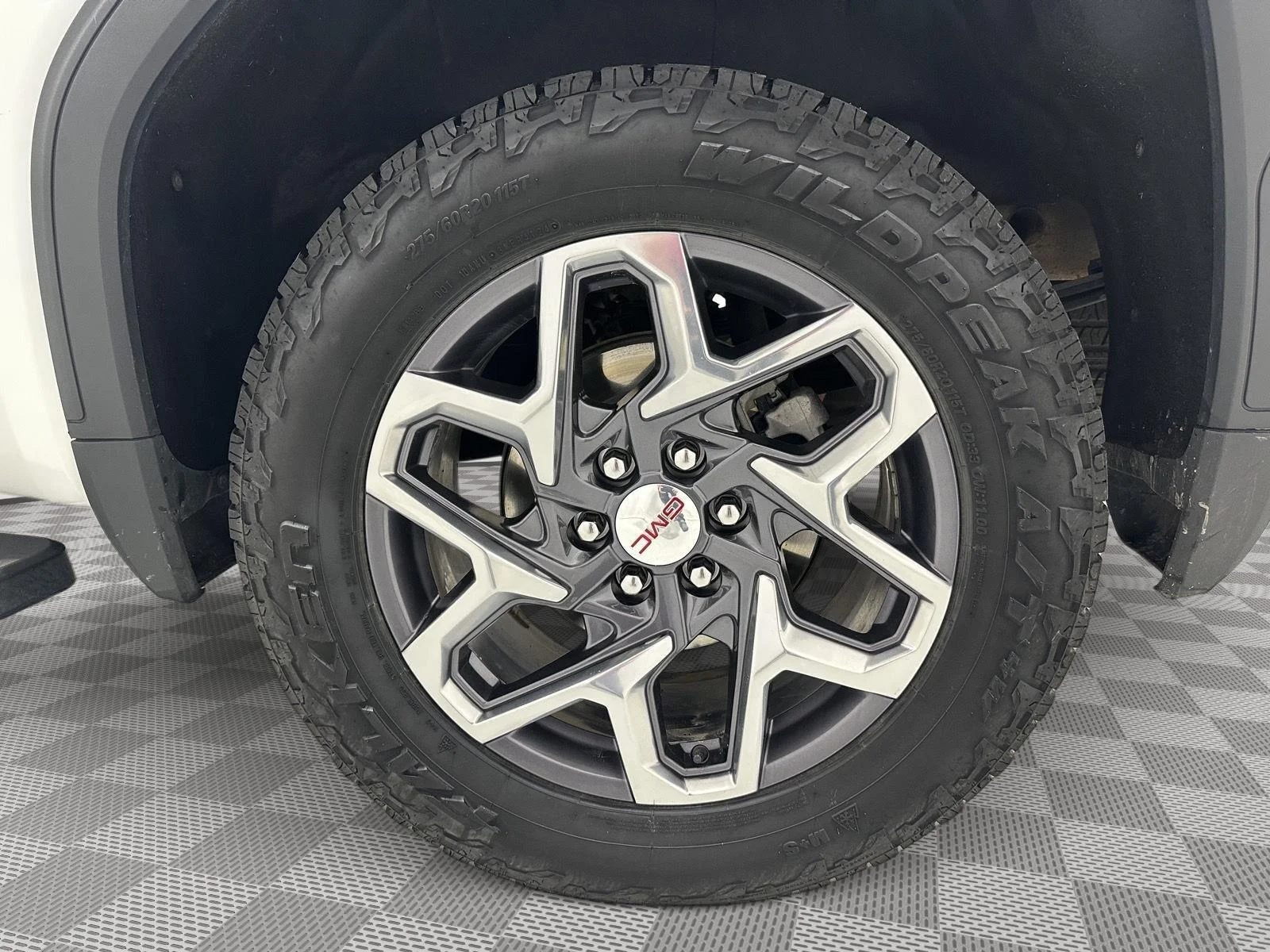 Used 2025 Summit White GMC SLT image 31
