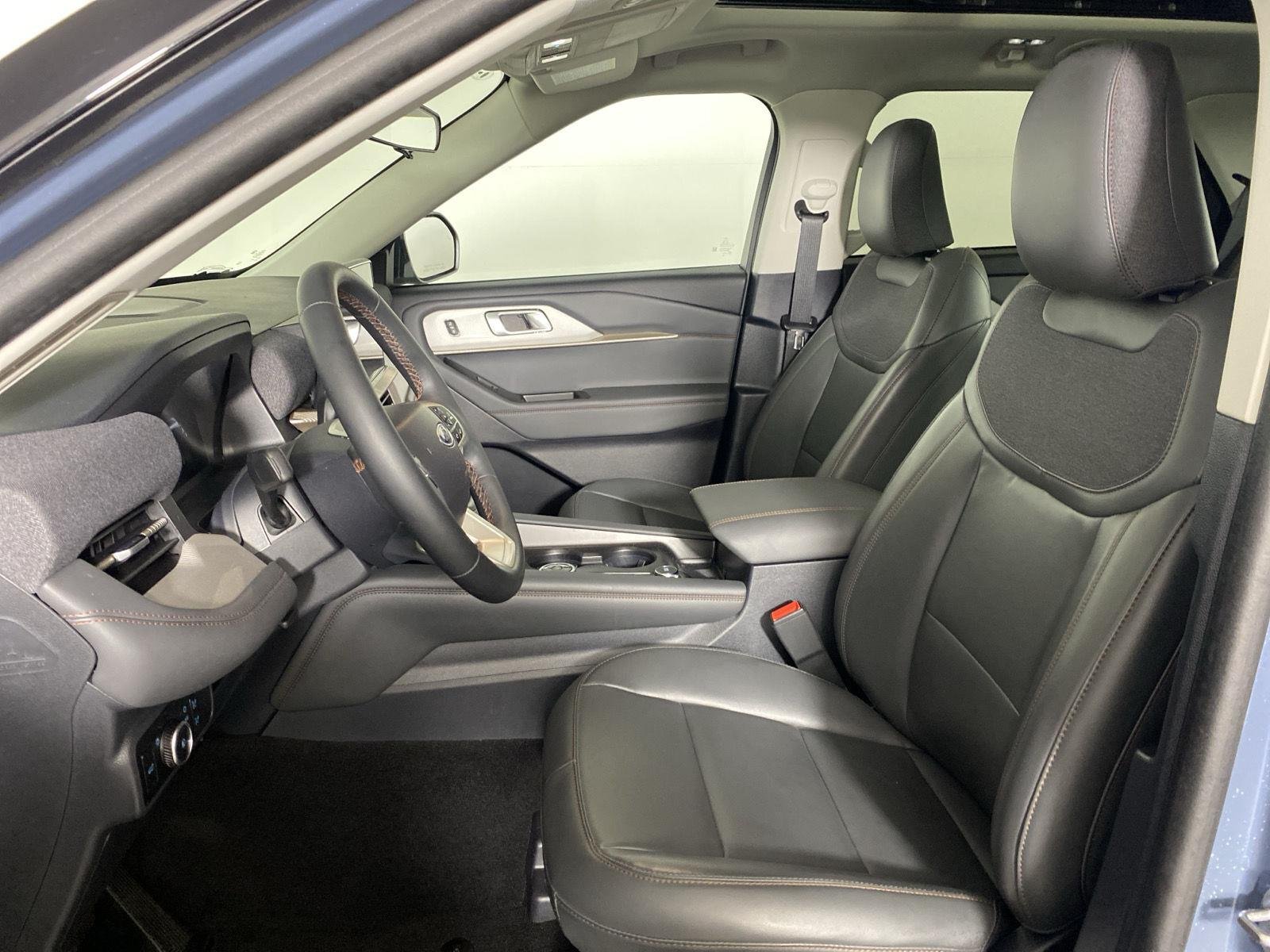 Used 2025 Vapor Blue Ford Active image 10