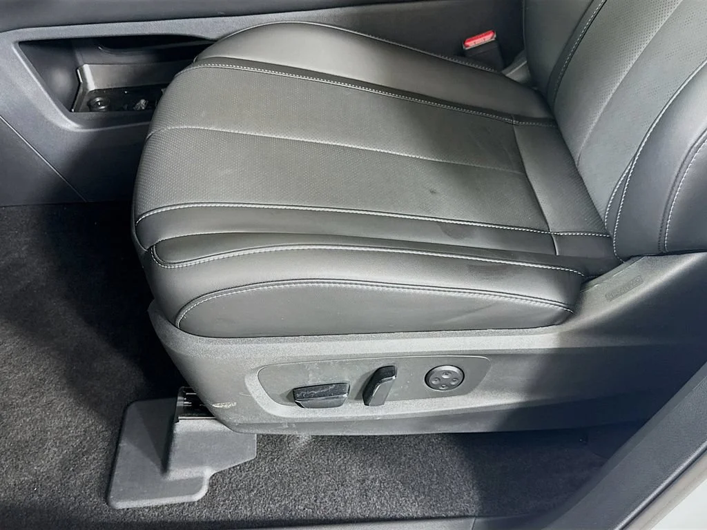 Certified Used 2026 White INFINITI LUXE image 25