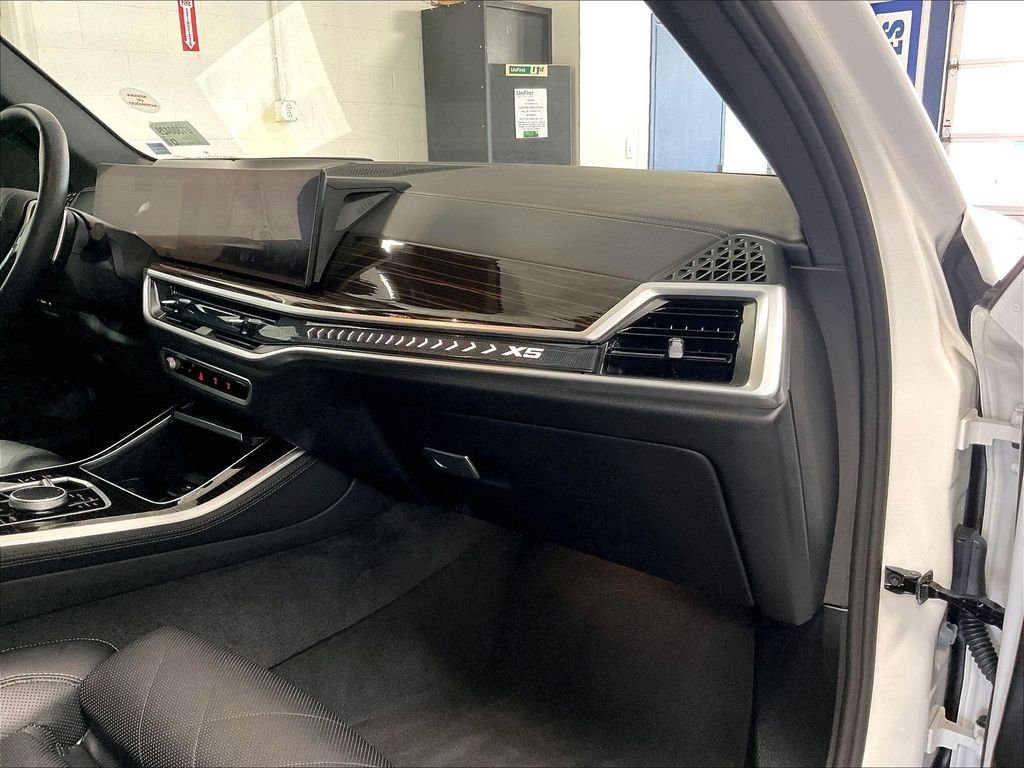 Used 2025 White BMW xDrive40i image 13