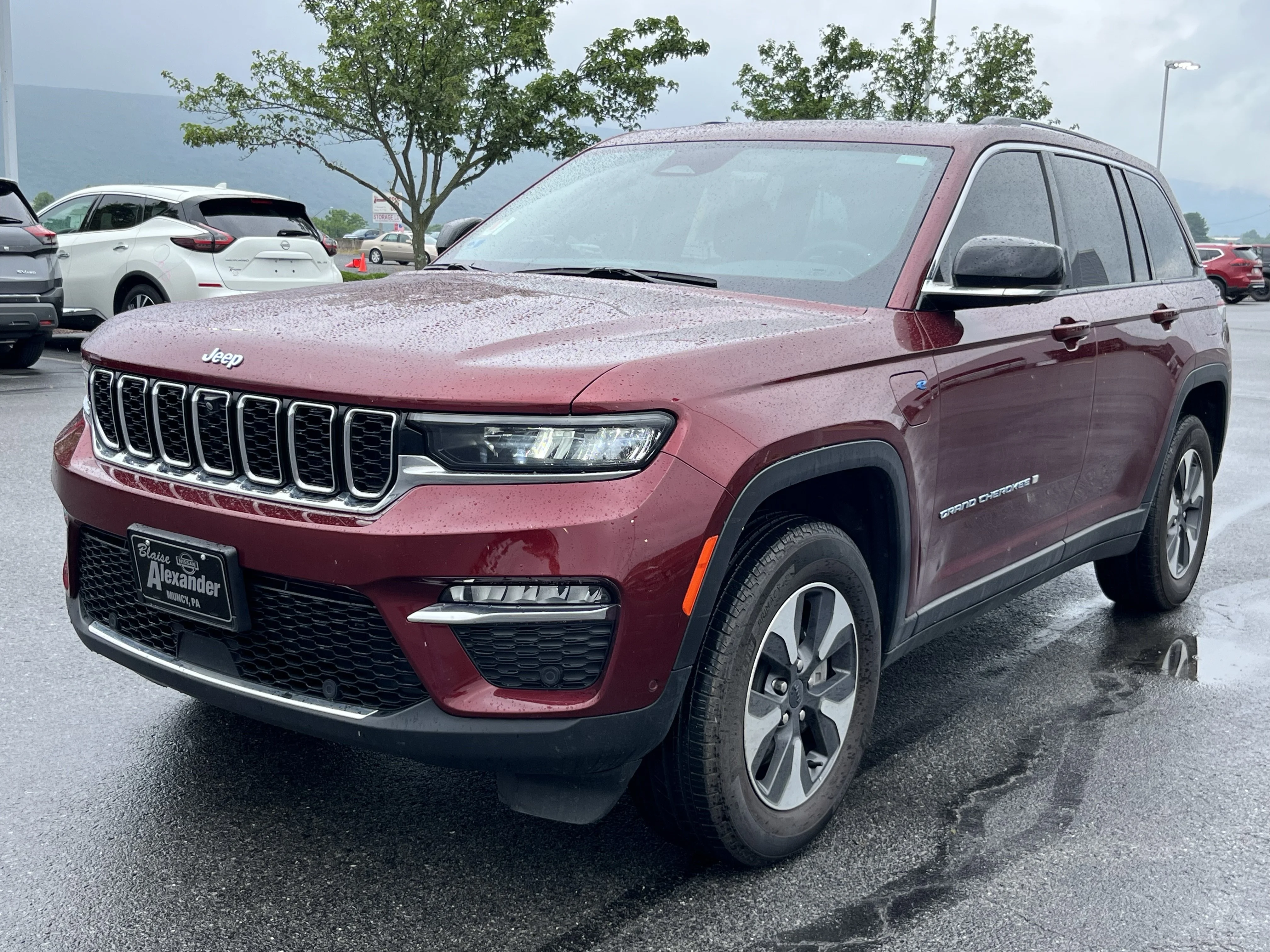 Used 2023 Velvet Jeep 4xe image 11