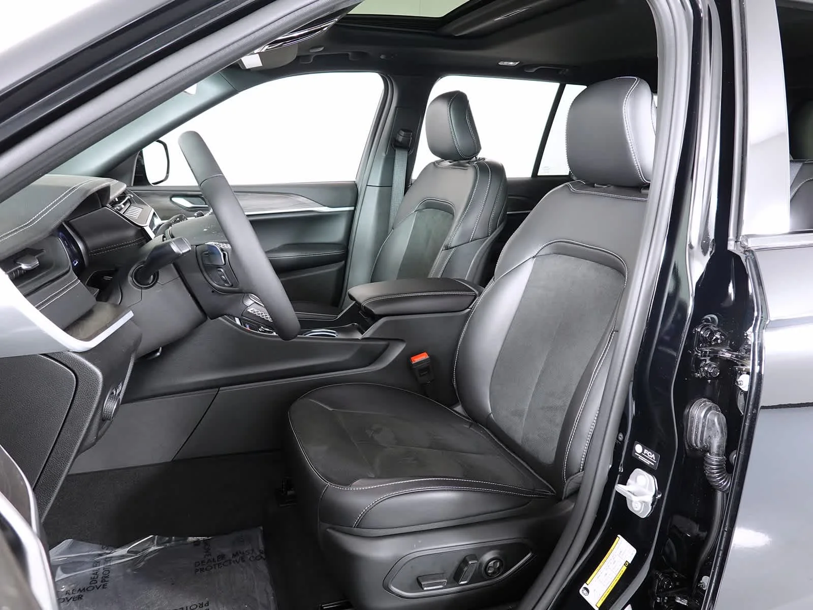 New 2026 Diamond Black Crystal Pearl-Coat Exterior Paint Jeep Laredo Altitude image 11