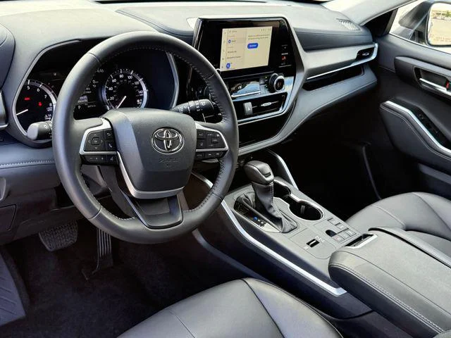 Certified Used 2025  Toyota XLE image 41