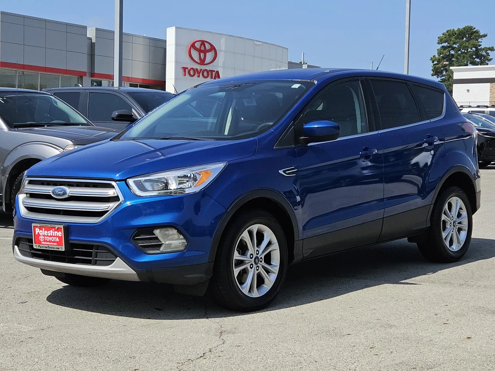 Used 2017 Lightning Blue Metallic Ford SE FWD image 3