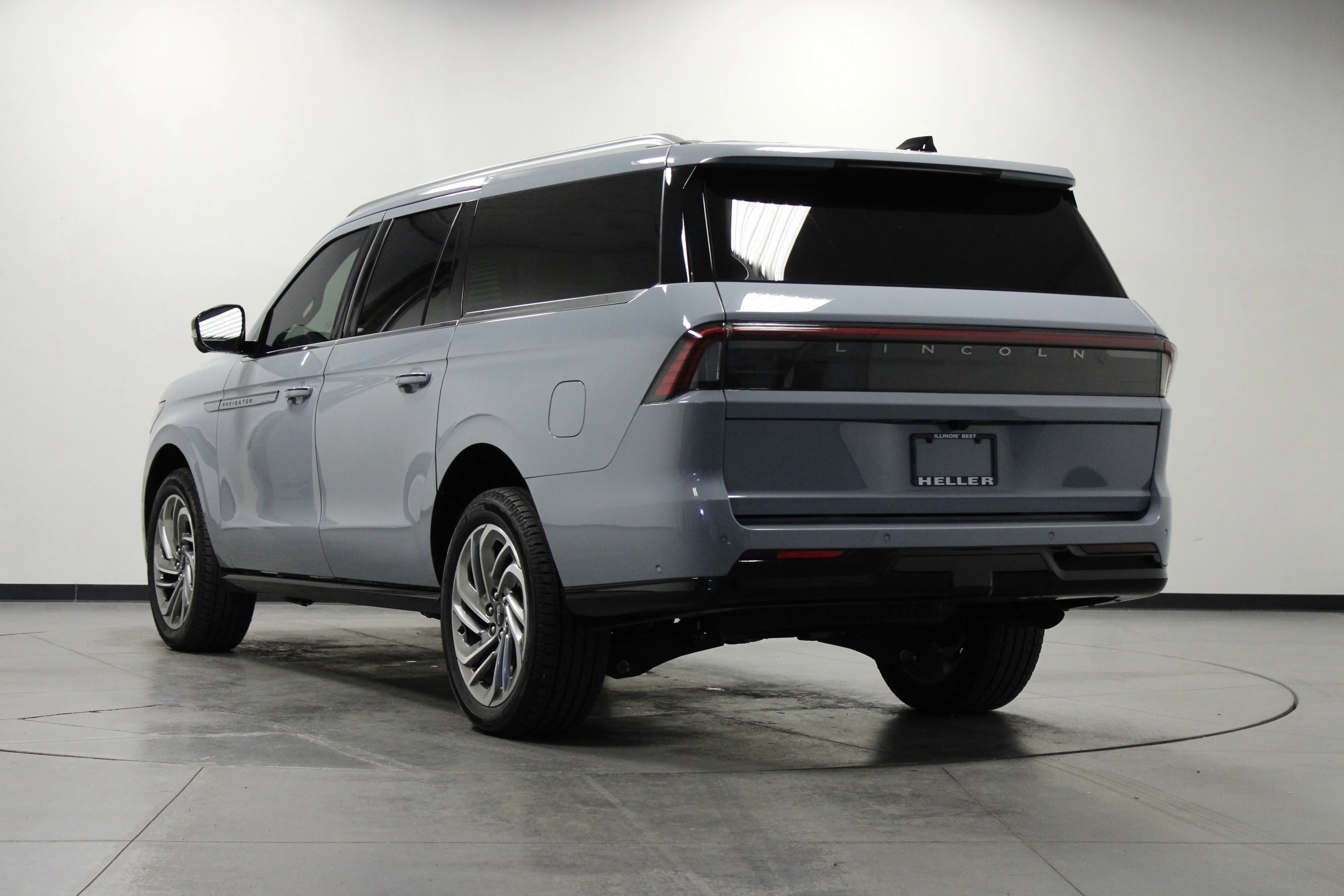 Used 2025 Gray Mist Metallic Tri-Coat Lincoln Reserve image 6