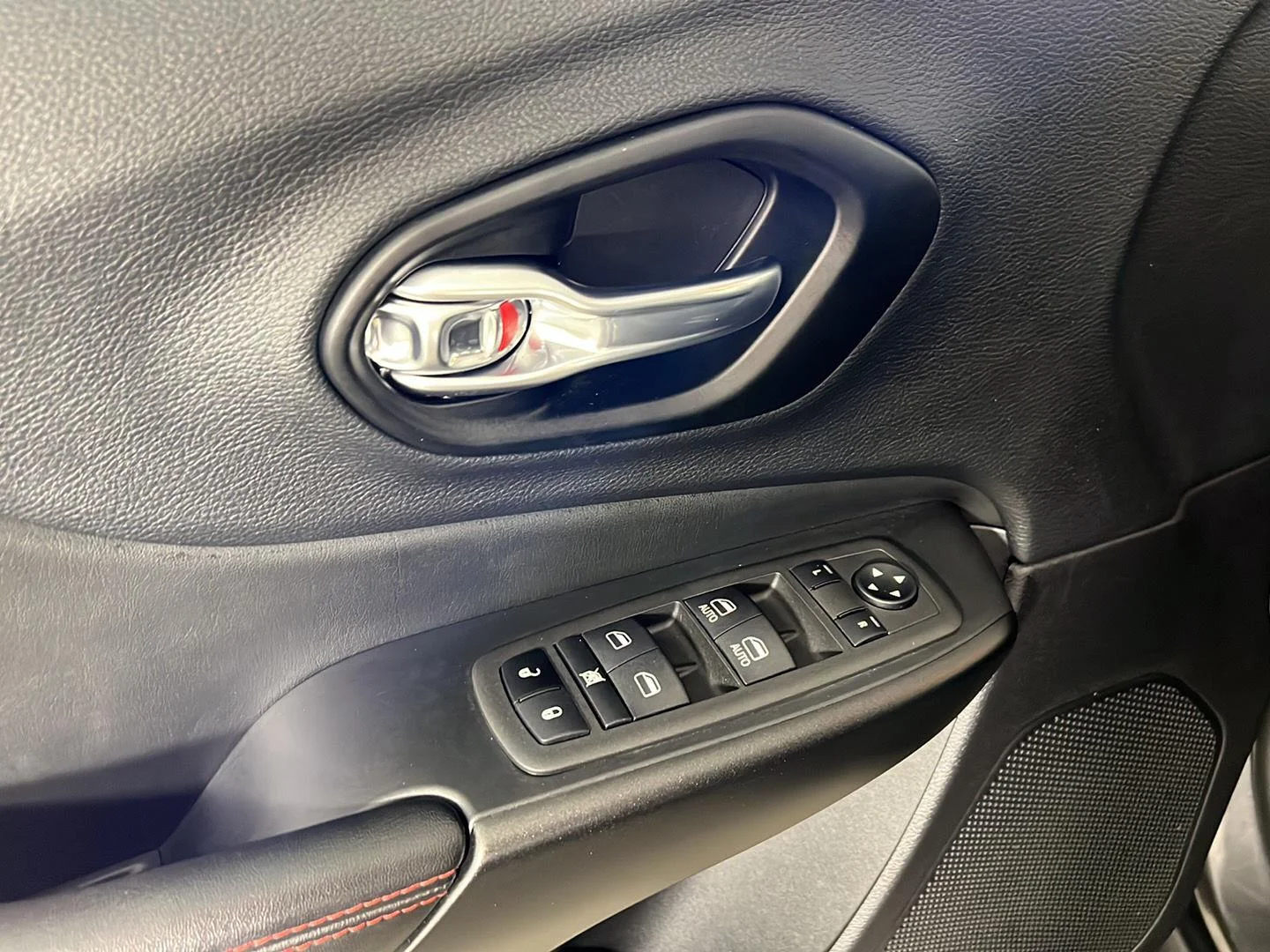 Used 2022 Granite Crystal Metallic Clearcoat Jeep Trailhawk image 12
