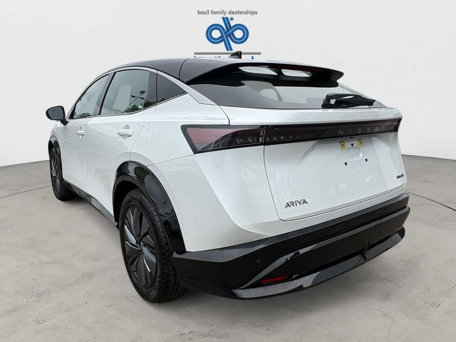 Used 2023 Everest White Pearl Tricoat/Black Diamond Pearl Nissan ENGAGE image 4