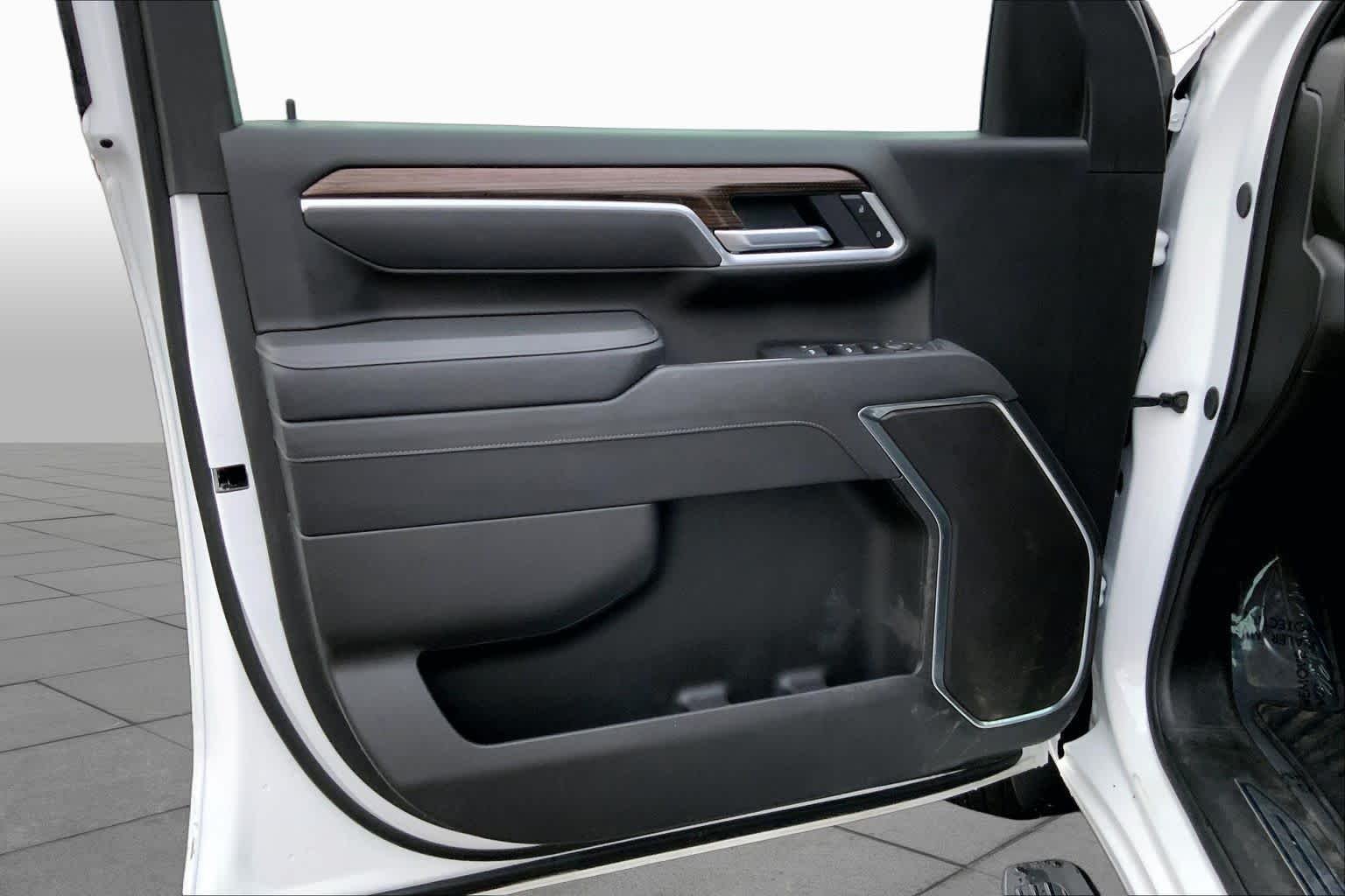 Used 2025 Summit White Chevrolet LT image 21