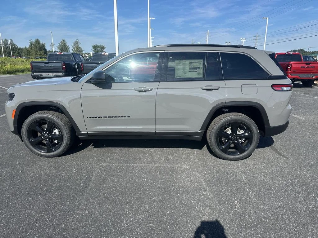 New 2027 Sting-Gray Clear-Coat Paint Jeep Limited image 5