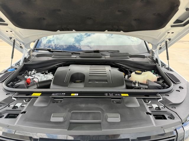 Certified Used 2025 White Land Rover Dynamic SE image 19
